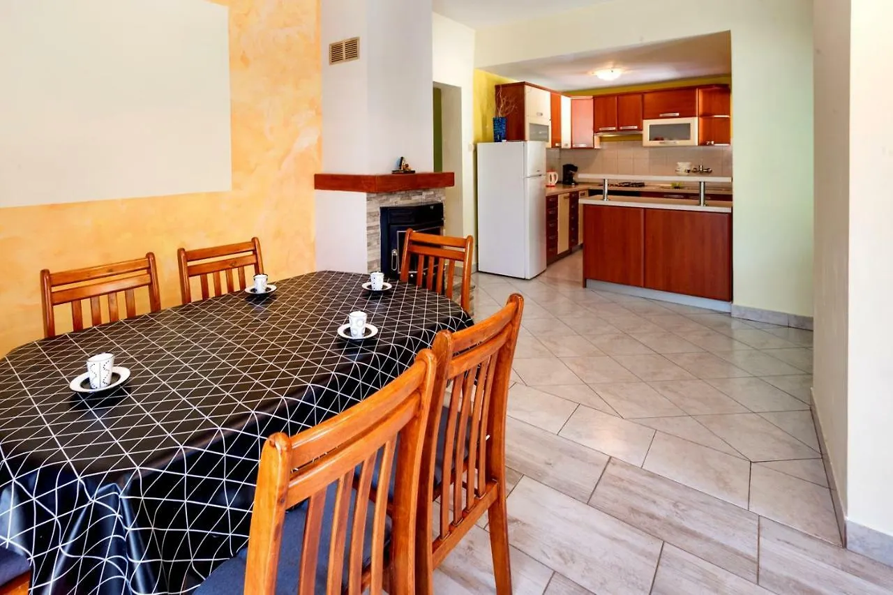 Holiday Home Ecio , S Velikim Vrtom, Potpuno Ogradena, Modrušani