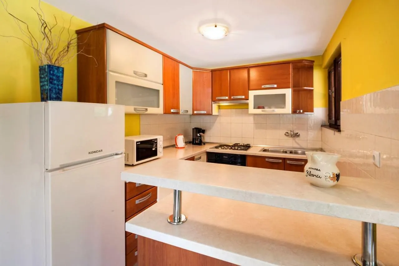 Holiday Home Ecio , S Velikim Vrtom, Potpuno Ogradena, Modrušani