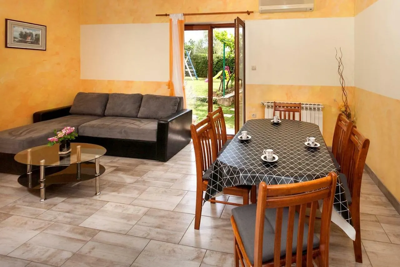 Holiday Home Ecio , S Velikim Vrtom, Potpuno Ogradena, Modrušani