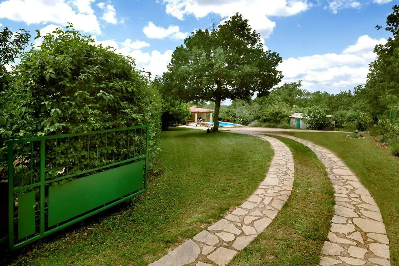 Holiday Home Ecio , S Velikim Vrtom, Potpuno Ogradena, Modrusani Croatia