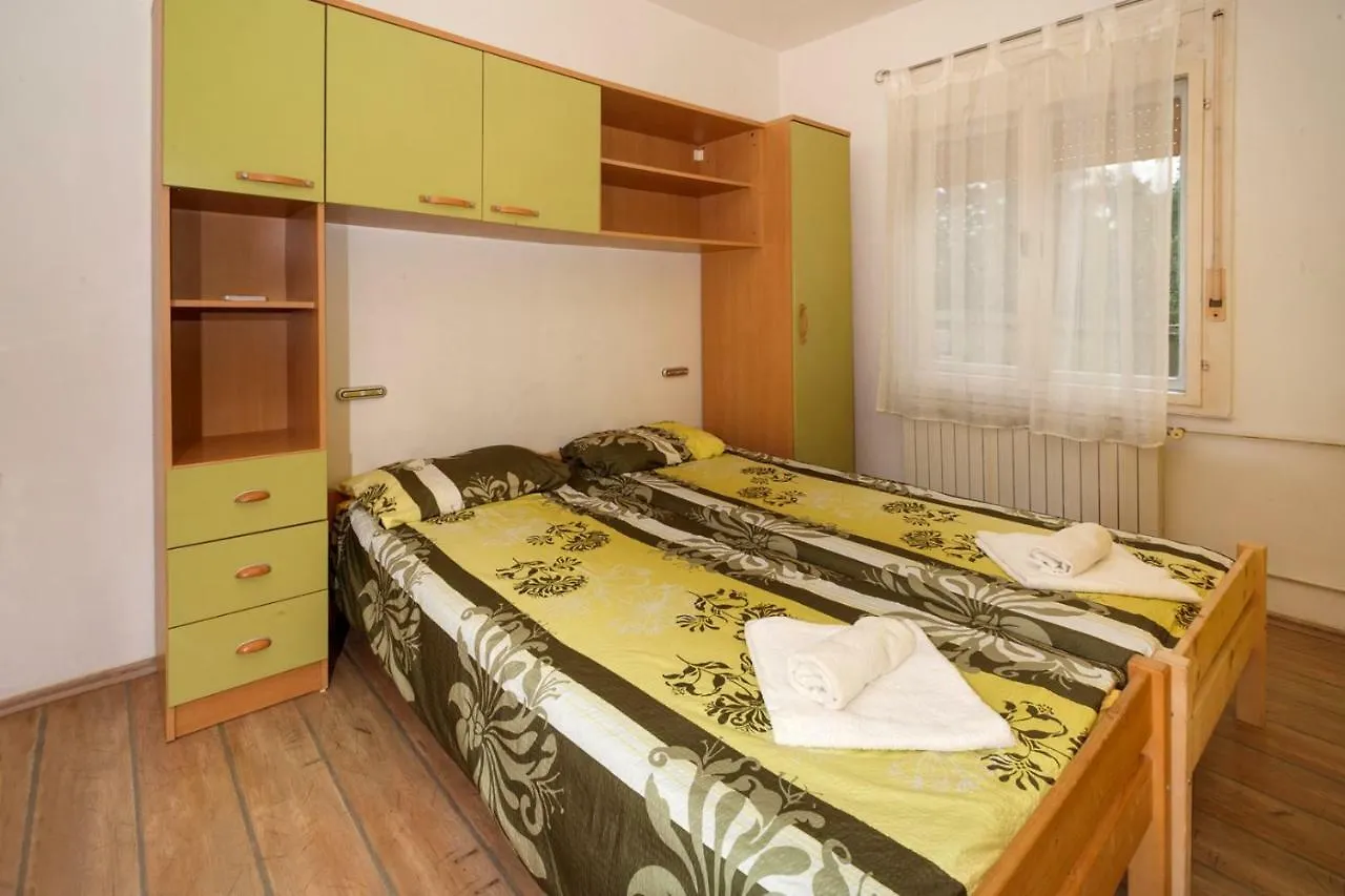 Holiday Home Ecio , S Velikim Vrtom, Potpuno Ogradena, Modrusani Croatia