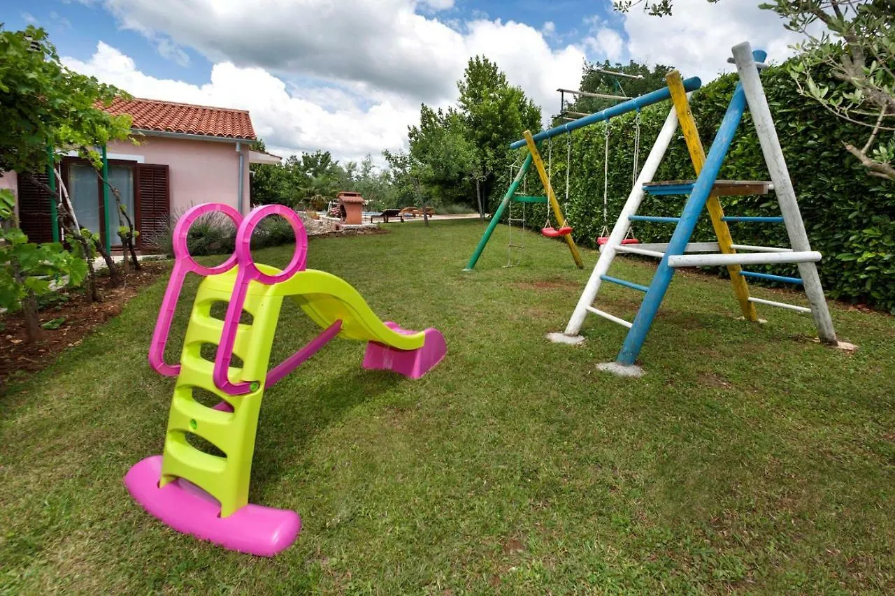 Holiday Home Ecio , S Velikim Vrtom, Potpuno Ogradena, Modrusani
