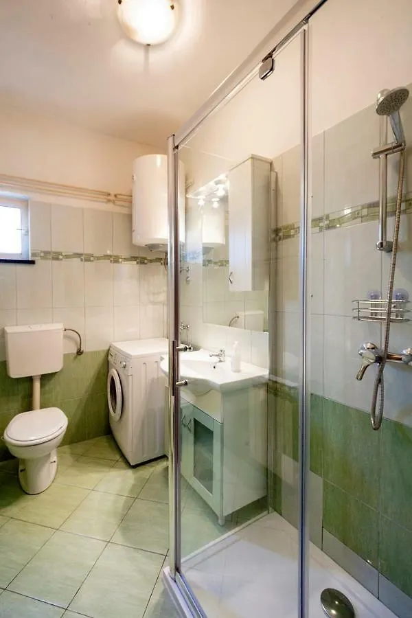 Holiday Home Ecio , S Velikim Vrtom, Potpuno Ogradena, Modrusani
