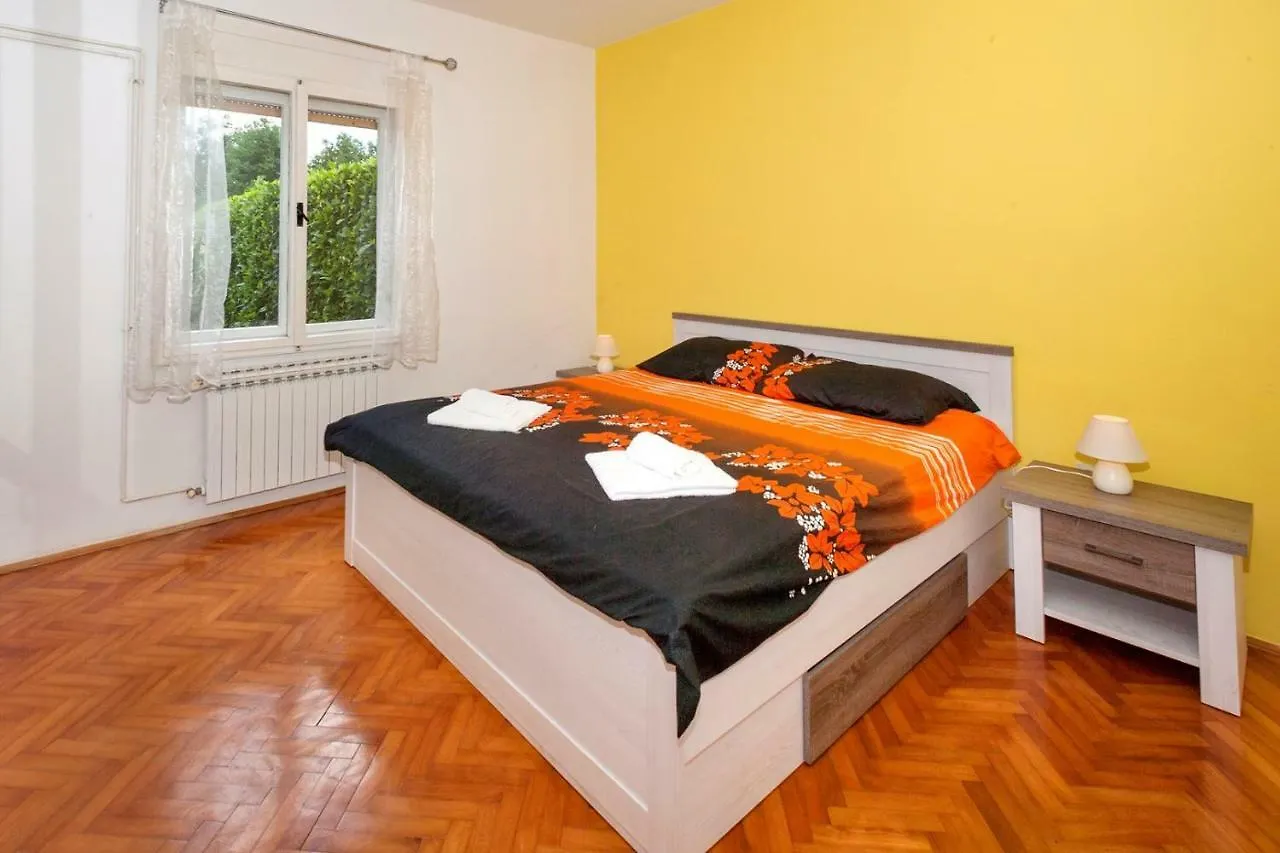 Holiday Home Ecio , S Velikim Vrtom, Potpuno Ogradena, Modrusani