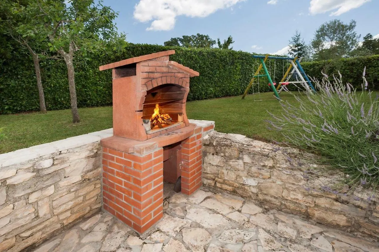 Holiday Home Ecio , S Velikim Vrtom, Potpuno Ogradena, Modrusani