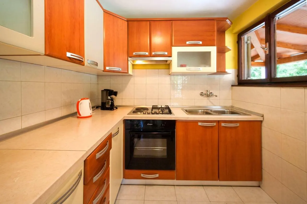 Holiday Home Ecio , S Velikim Vrtom, Potpuno Ogradena, Modrusani